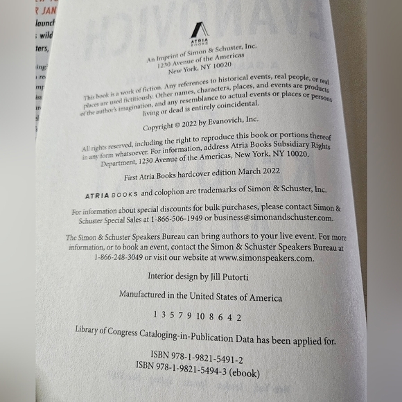 Janet Evanovich. The Recovery Agent. Atria  2022 Home Accents Cofffe TableBooks - Picture 9 of 14